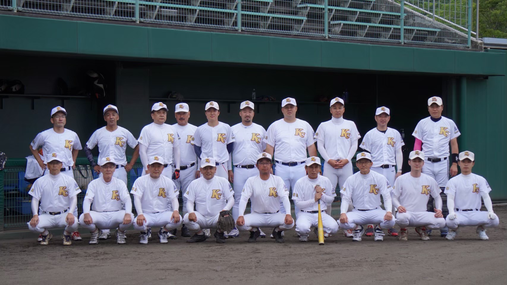 郡山商業高等学校野球部OBの集合写真