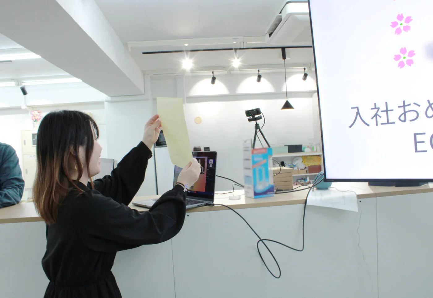 リモート社員にカメラに向かって授与