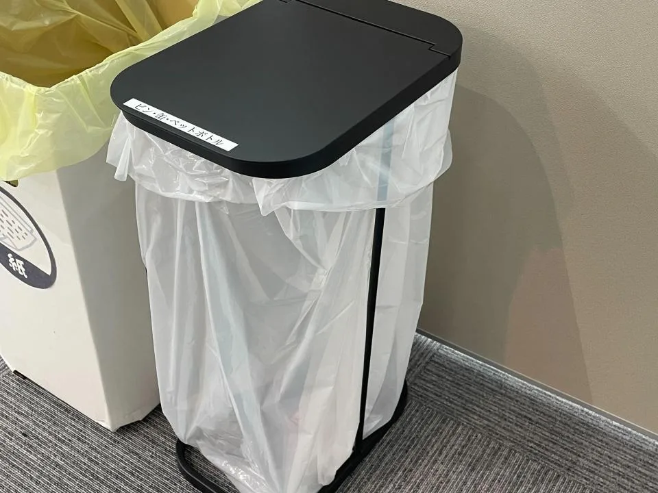 フレーム型のゴミ箱の写真