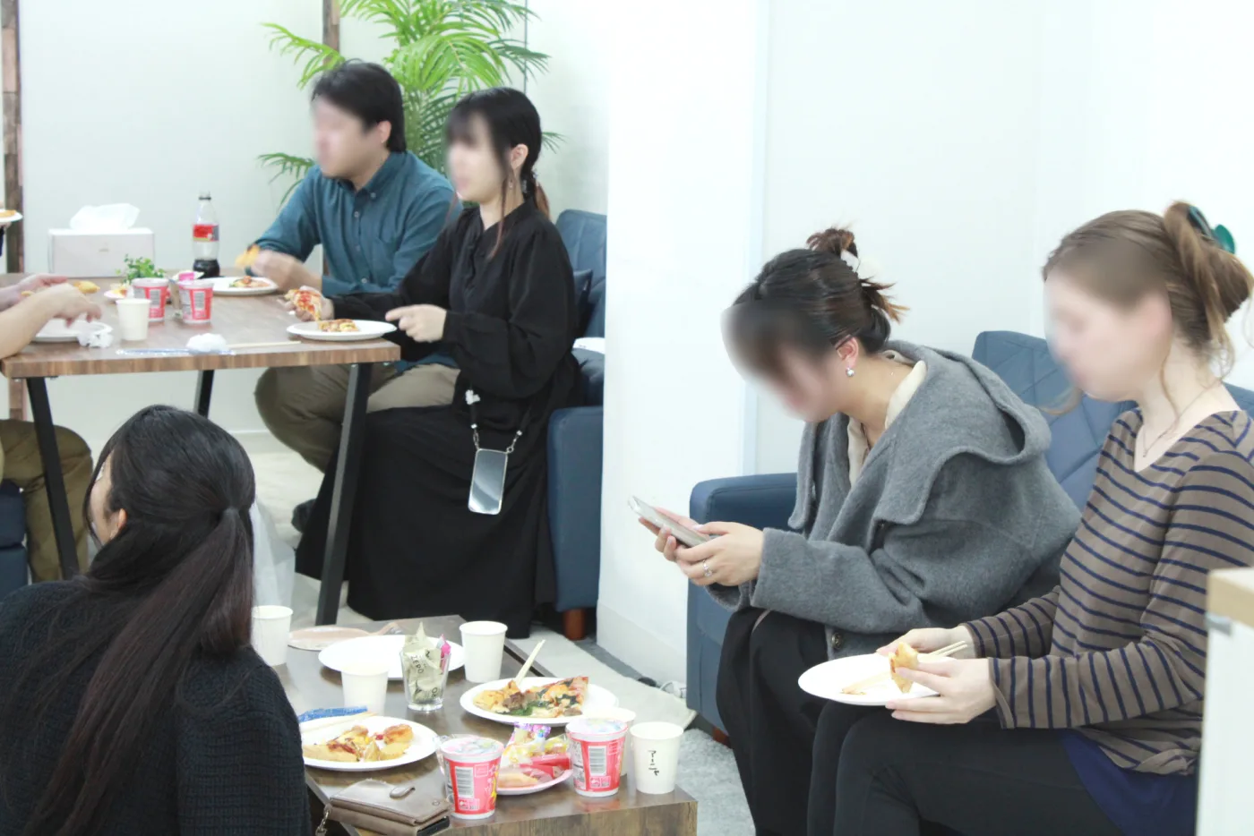 みんなでピザ食事中