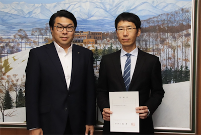 美唄市市長 桜井恒様とSI事業第1本部 SIサービス部 課長 服部泰輔が並んだ写真