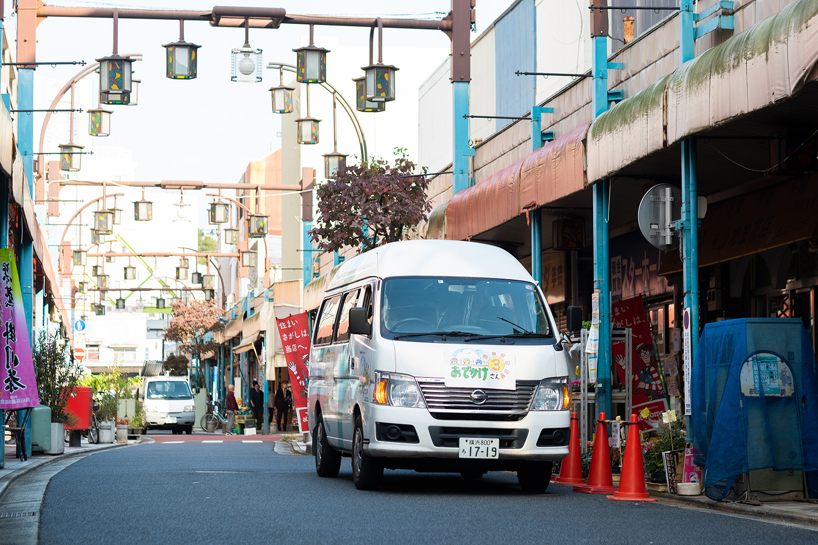 藤棚商店街バス停で乗客を待つおでかけ３のバス