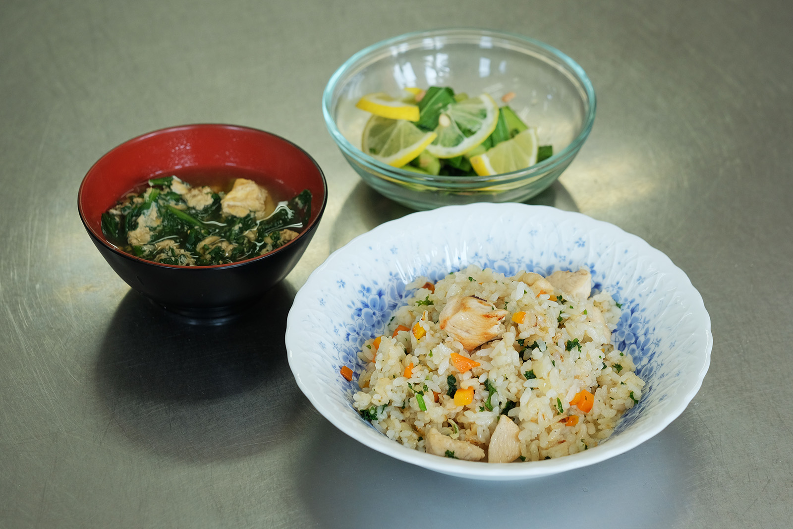 春菊と溶き卵のすまし汁、チキンピラフ、青梗菜とツナのレモン和えです。