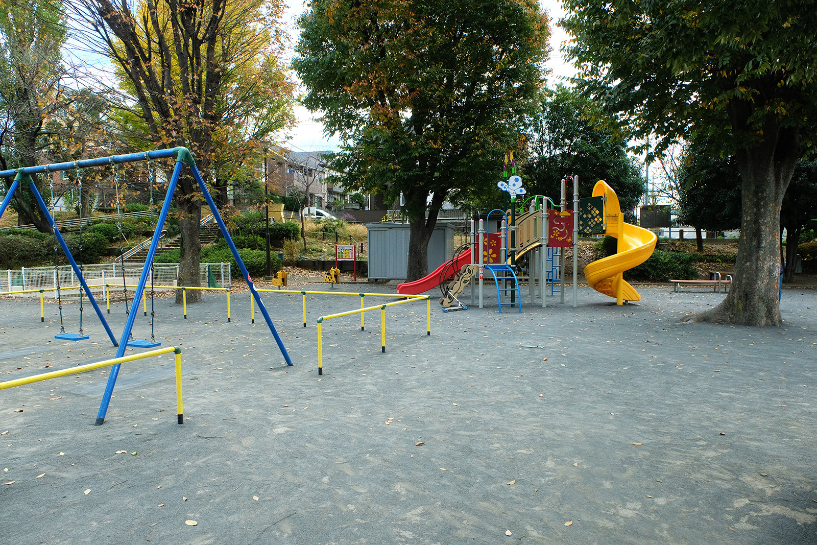 緑だけではなく遊具も充実している大きな公園