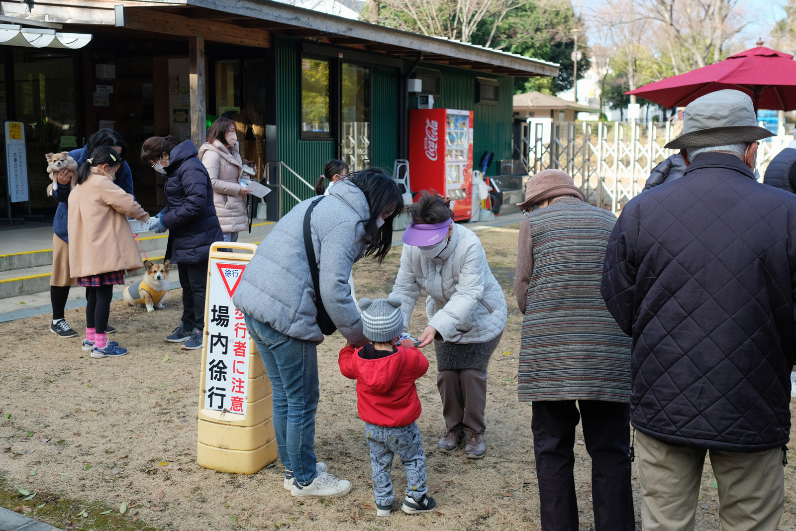 飴をくばったり、多世代の交流も