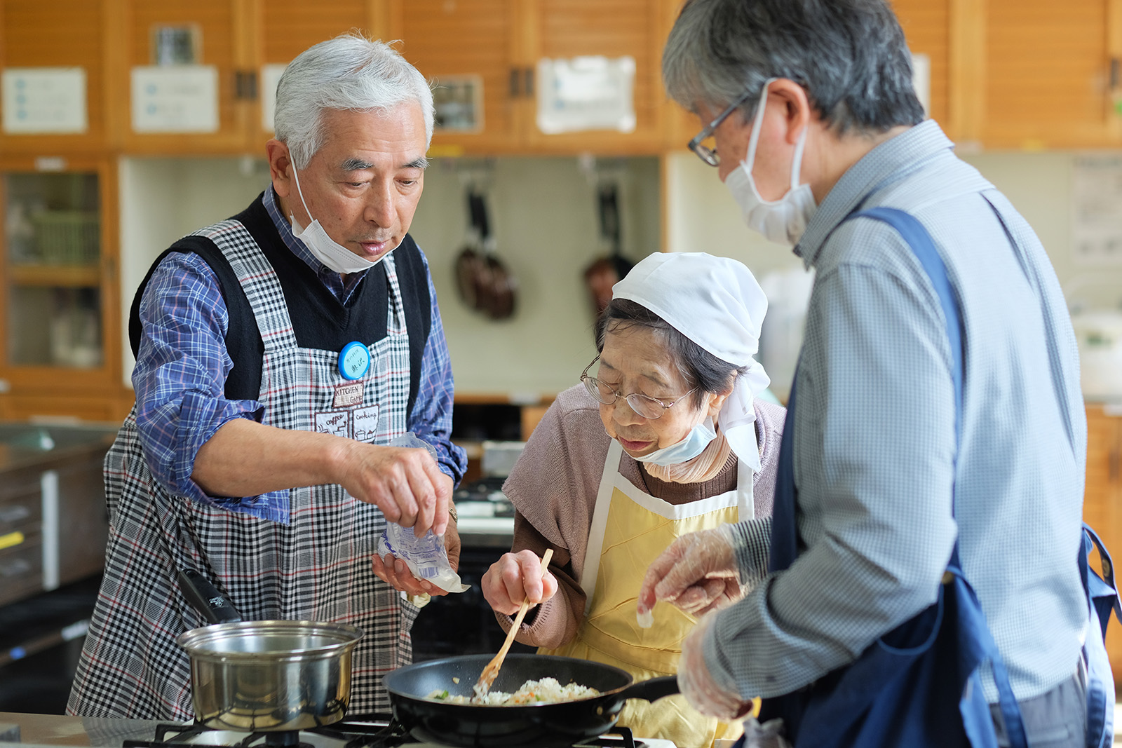 大事な塩加減は先生も一緒に。