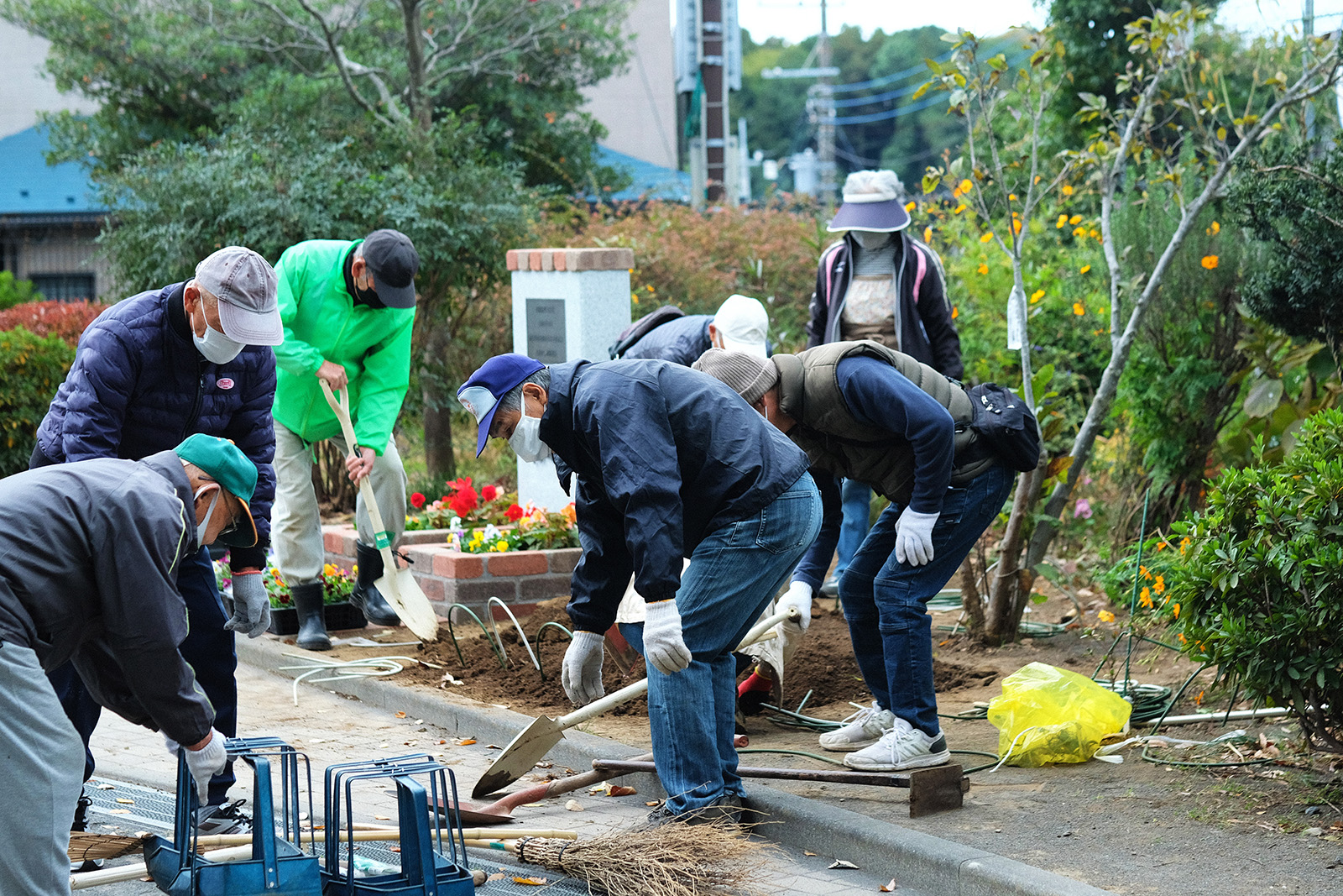 公園に着いた途端テキパキと花を植える準備を始める会員の皆さん