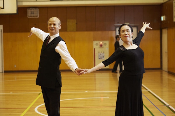 パートナーとポーズを決める小谷さん