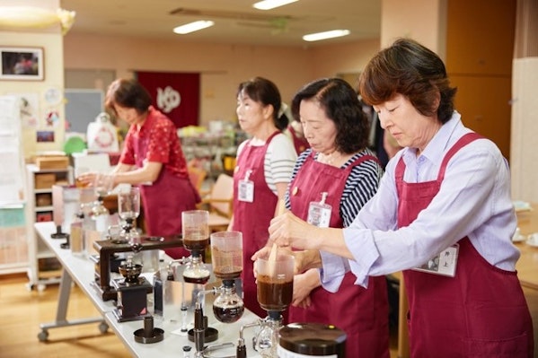 サイフォンでコーヒーを淹れるペリゴールの皆さん