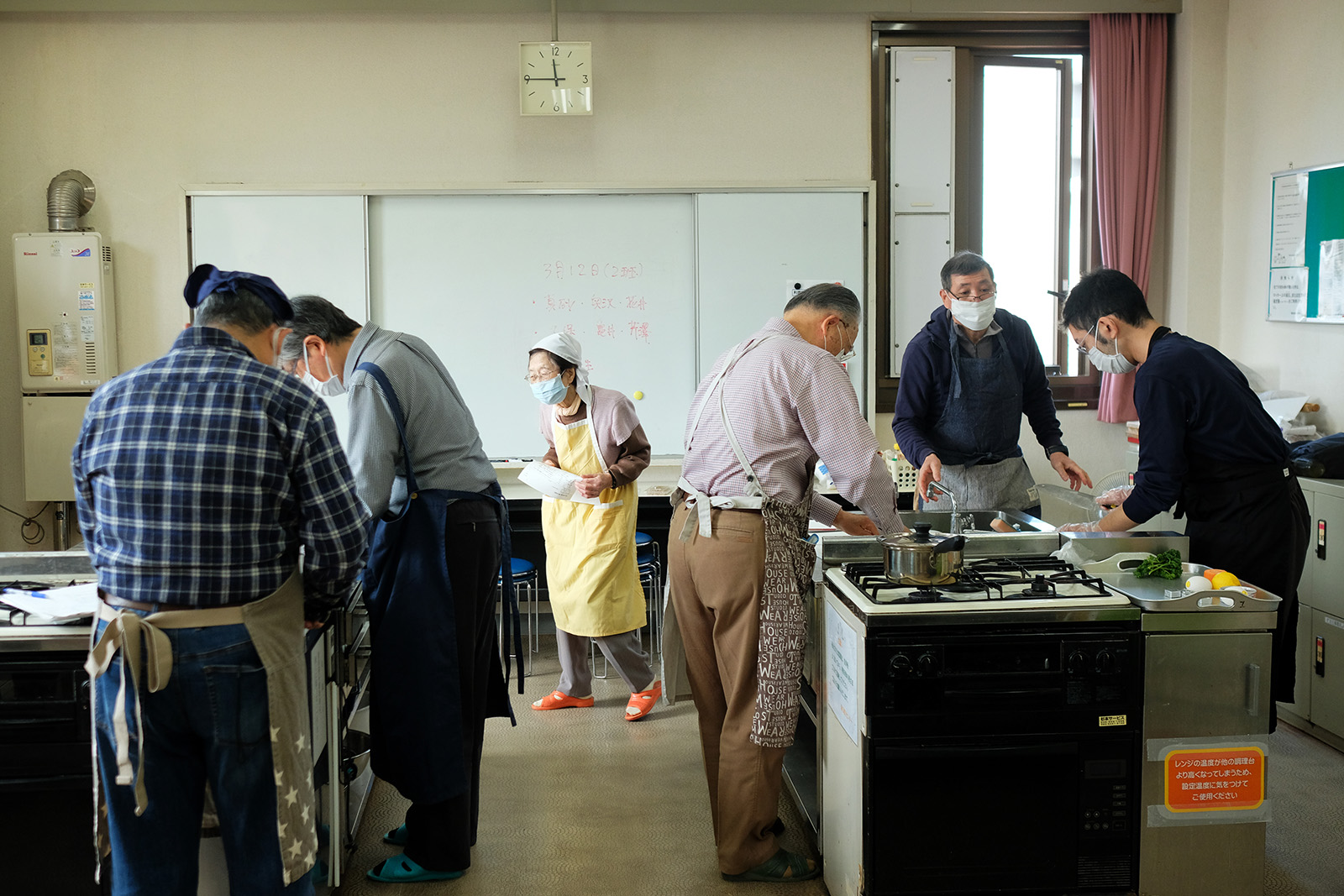 男の料理教室はチームプレー。