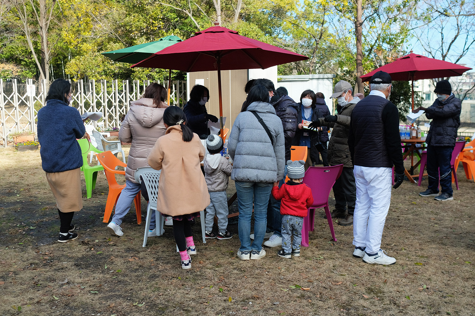 広場の中心に自然と集まり歓談タイムに。飲み物やキャンディなどの配布も。