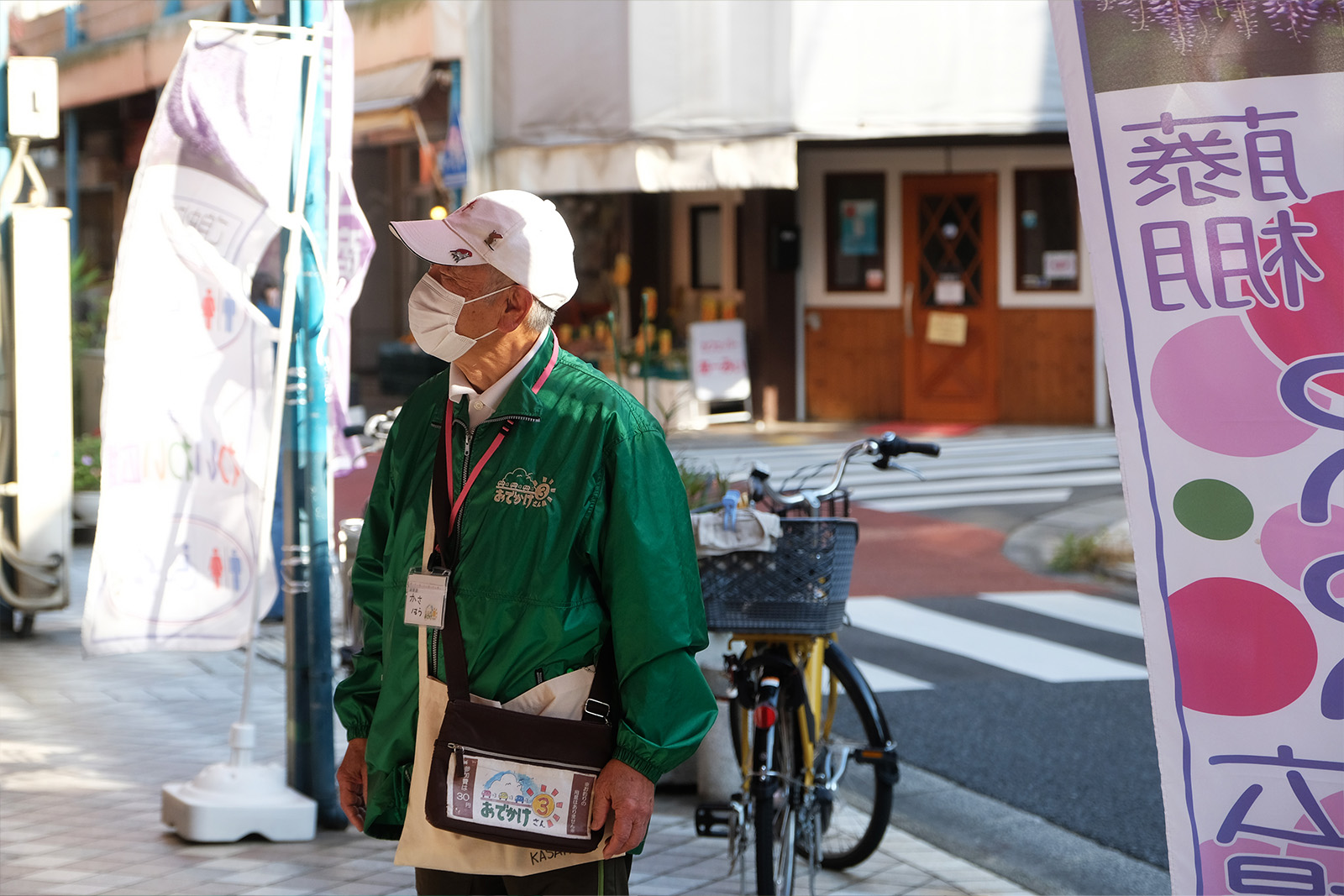 藤棚商店街で利用者を待つ笠原さん