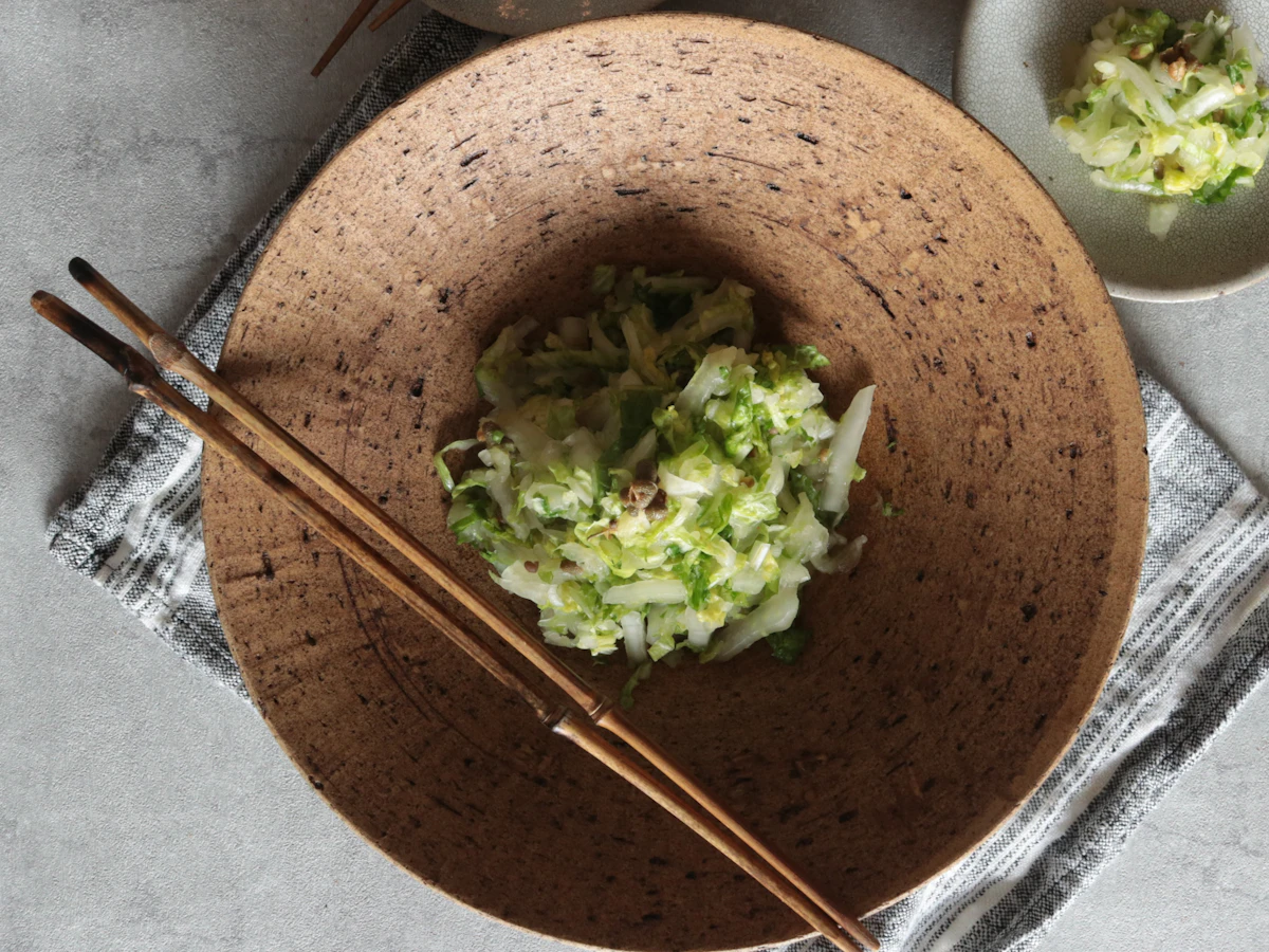 器に盛った、白菜の山椒ナムル