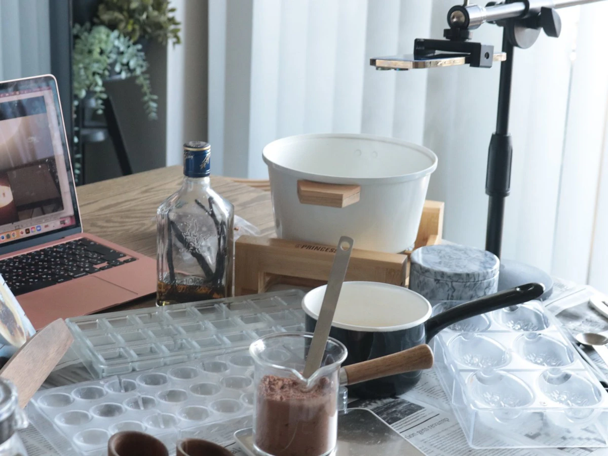 テンパリングの道具と、チョコレートの型