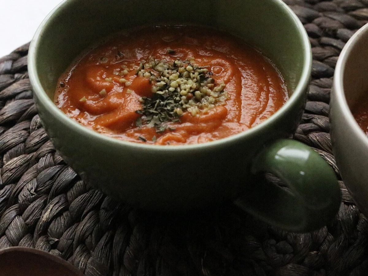 カップに盛った、あったかトマトとアボカドのスープ