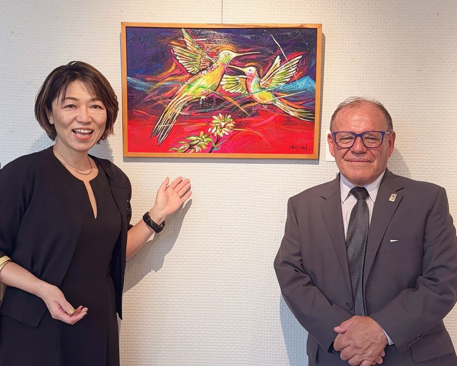 ホセ・バスティダス氏の作品「種まき」の前に立つ安藤千英とマエストロ