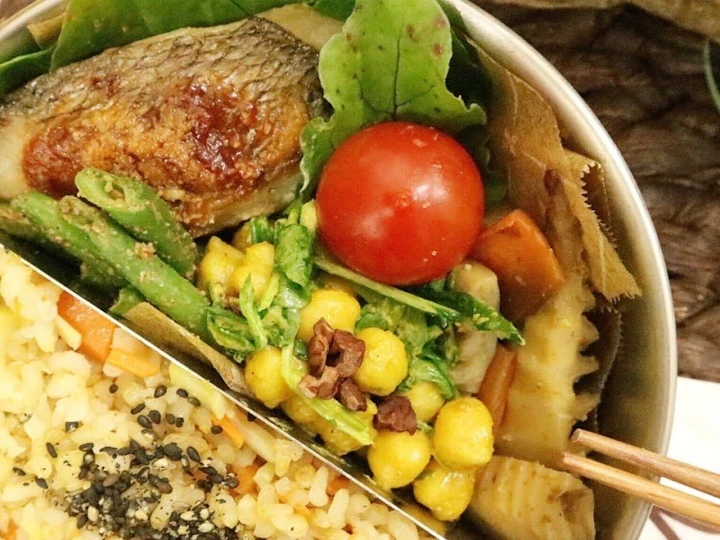 お弁当箱に詰めた、ひよこ豆のカレーマヨサラダと、雑穀ごはん、焼き魚、トマト