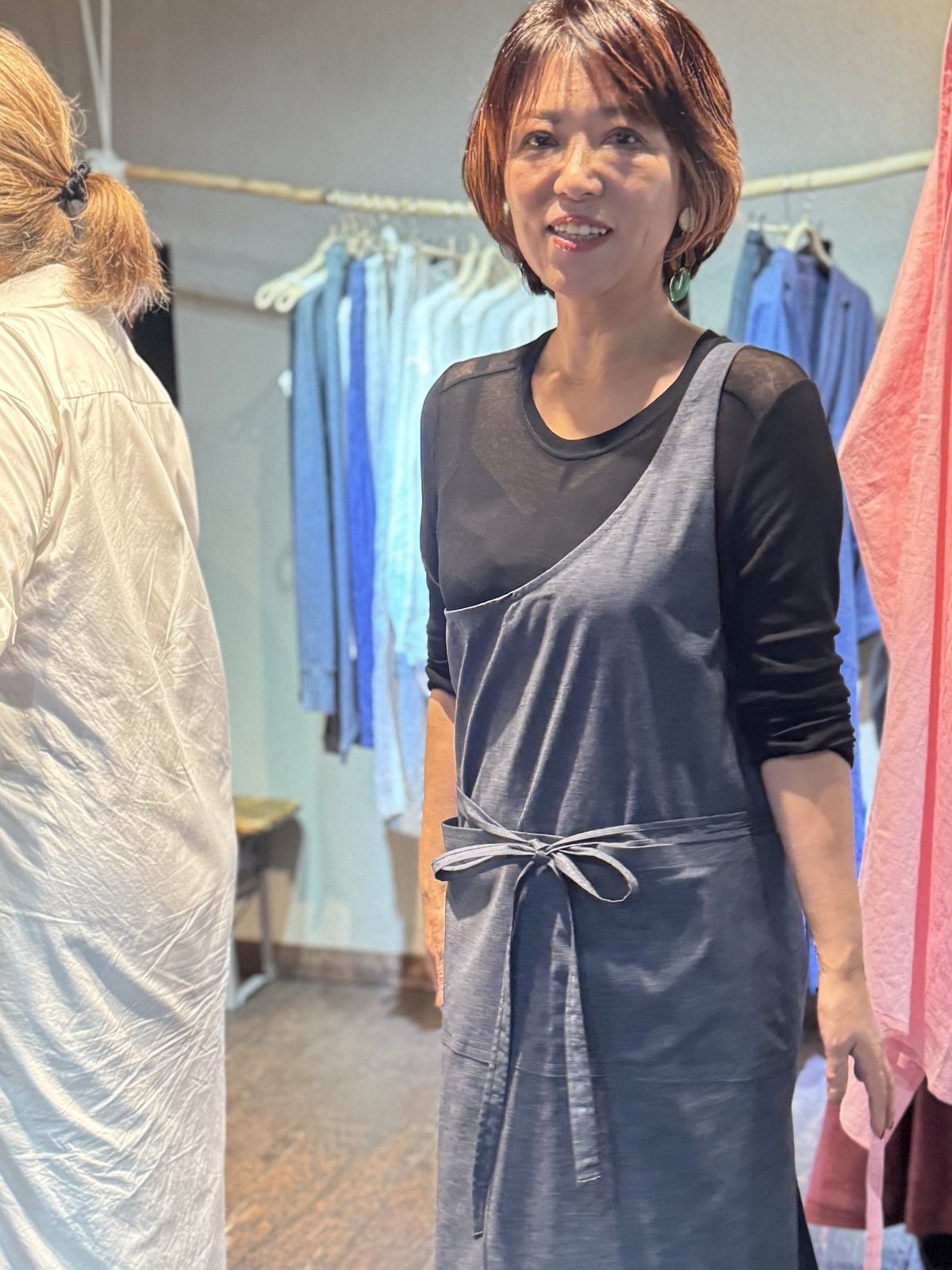 デニムのエプロンを着けた安藤千英