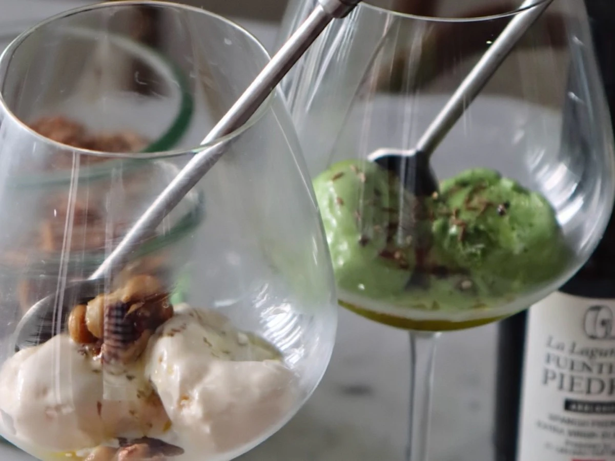 ワイングラスに盛った抹茶アイスとバニラアイスに、オリーブオイルをかけたデザート