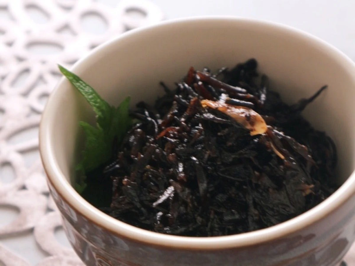 グレーの器に盛った、梅干し入りのひじきの炒め煮