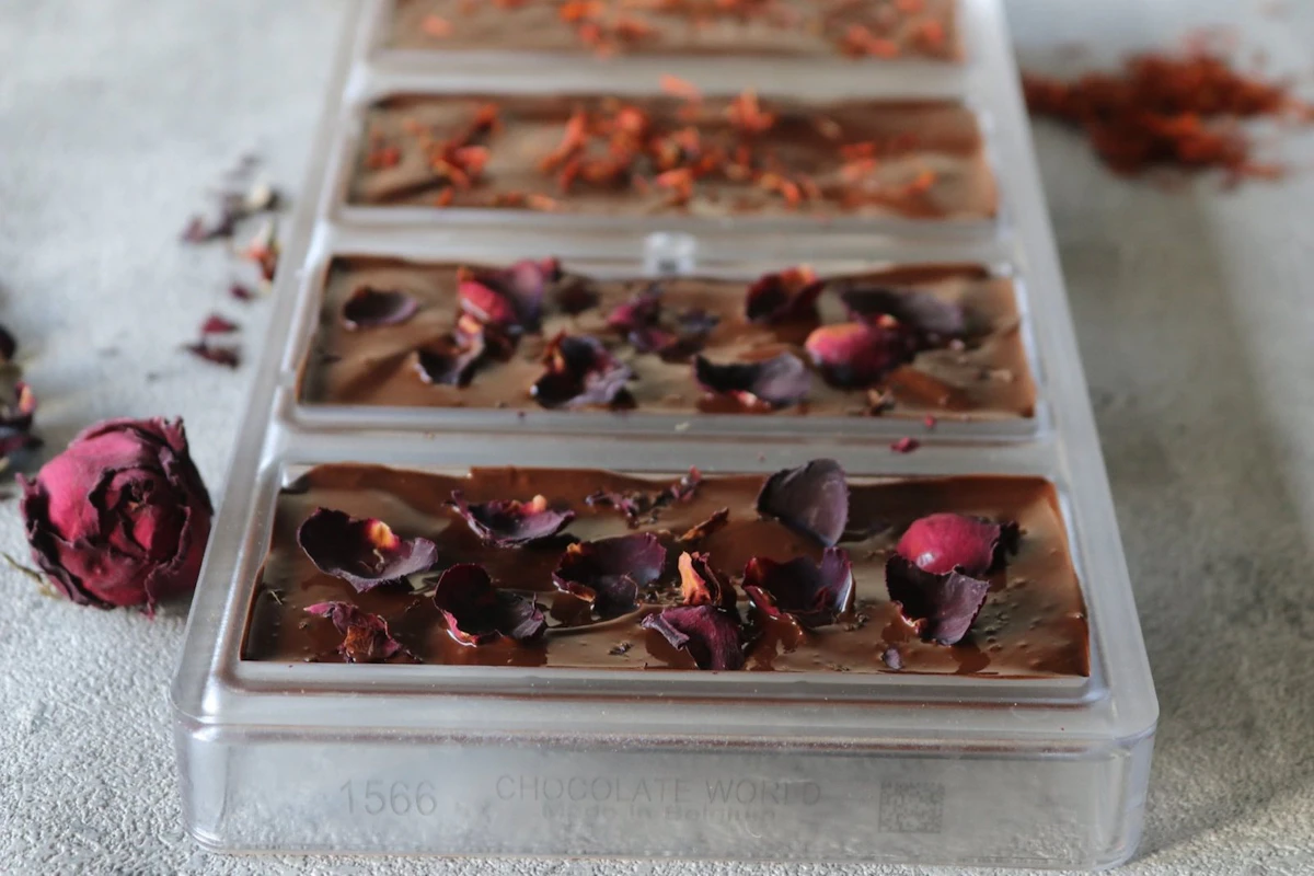 バラの花びらをのせて、型で固めたローチョコレート