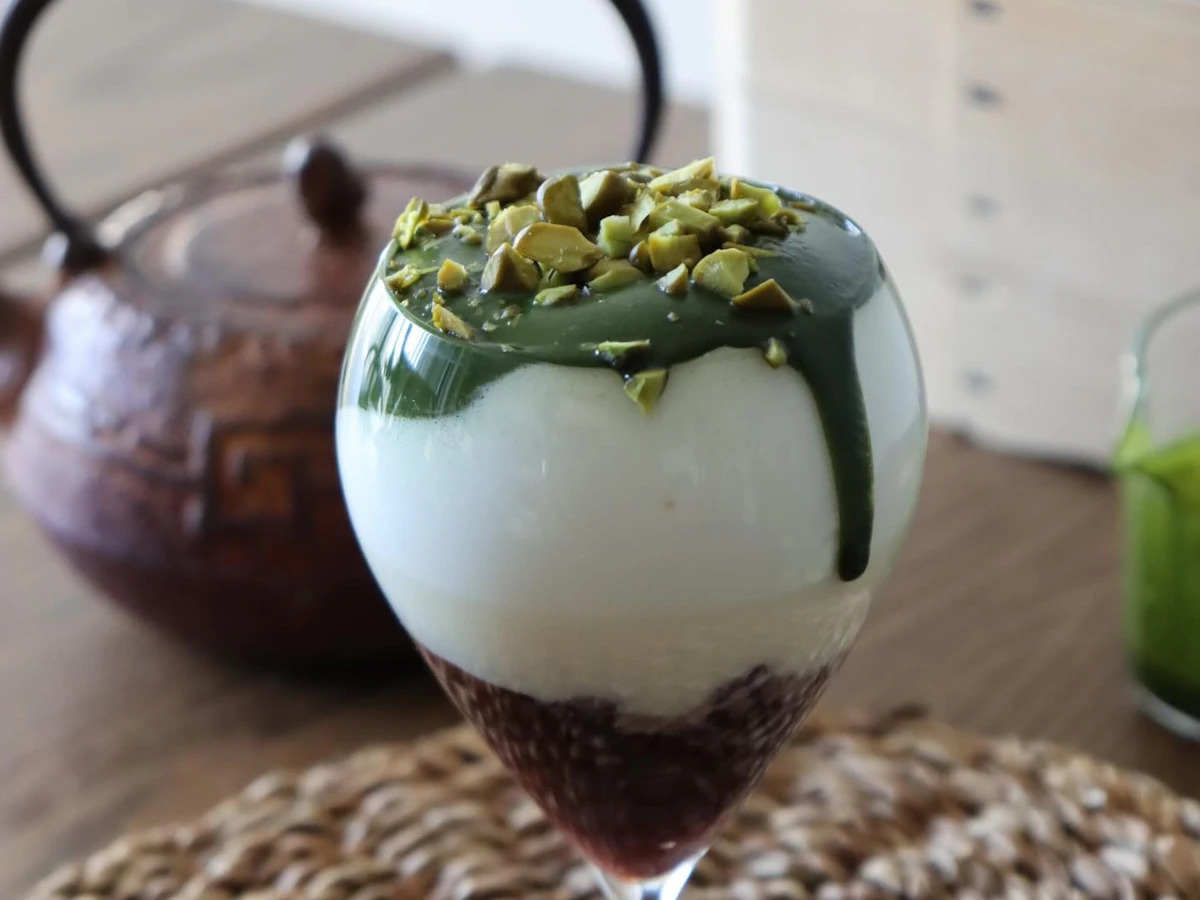 グラスに重ねた、抹茶と豆乳フォームのソイマッチャパフェ