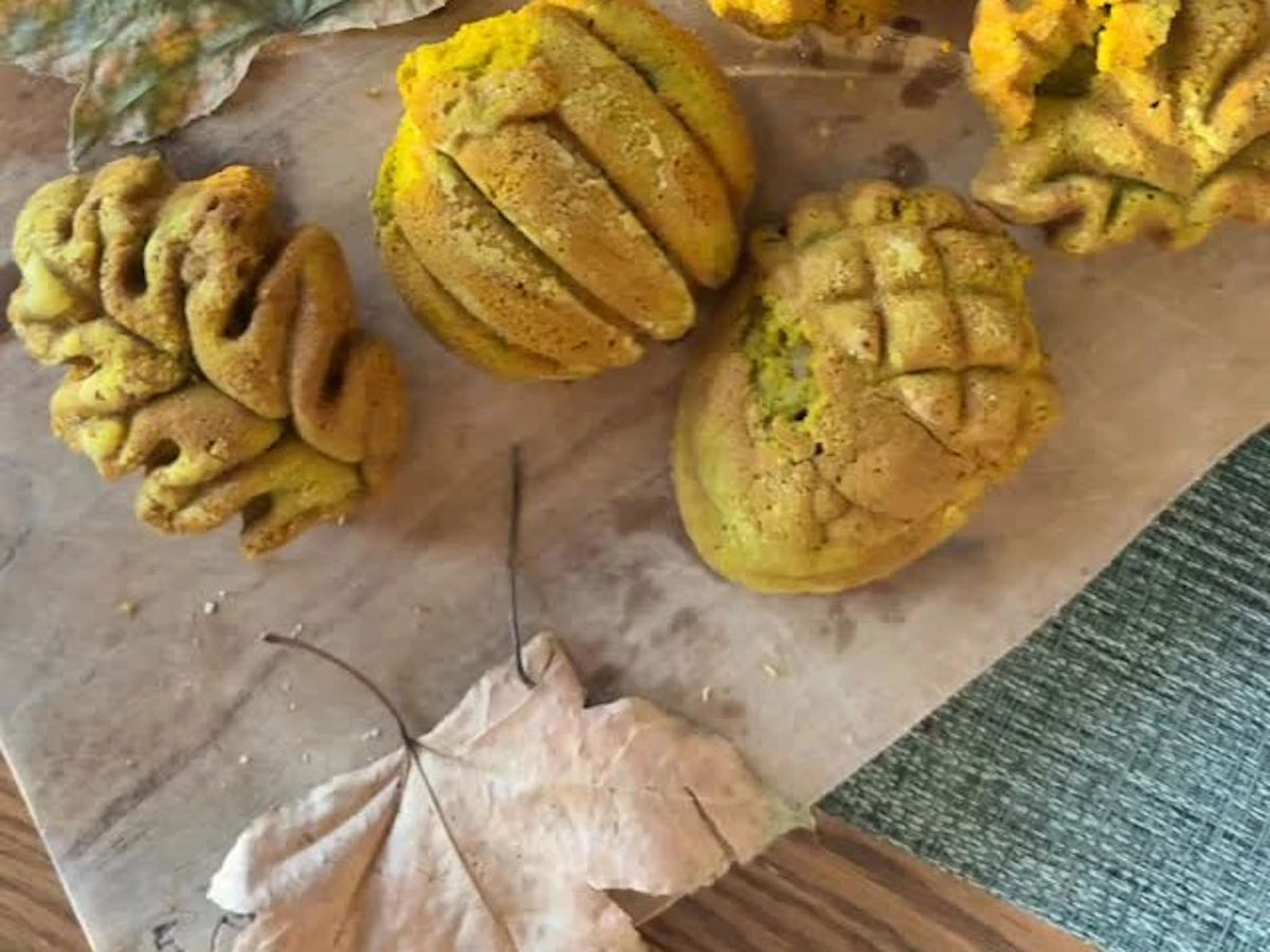 かぼちゃや葉の形に焼き上げた、パンプキンオーツケーキ