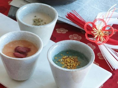 白い器に入った3色の甘酒。そのまま、クコの実入り、スピルリナ入り。横に水引の飾り