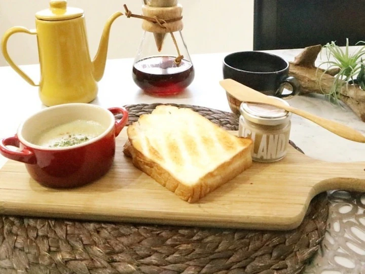赤いココットに入ったごぼうの豆乳ポタージュと、トースト、コーヒーの朝ごはん