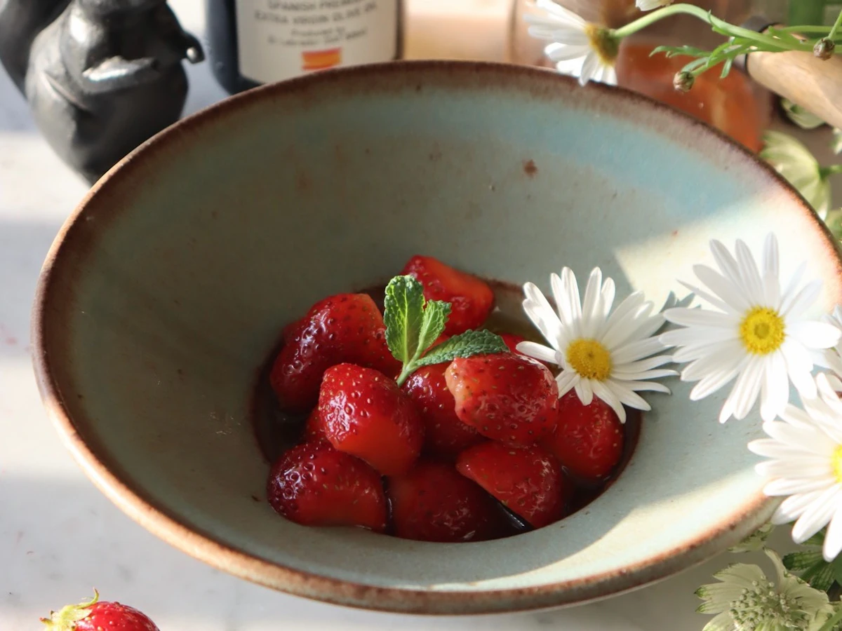 いちごのマリネを盛った器と白い小花