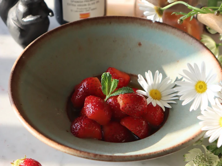 いちごのマリネを盛った器と白い小花