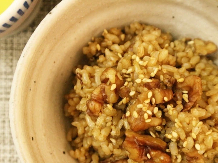 土ものの器に盛った、くるみとごまを混ぜた玄米の炊き込みご飯