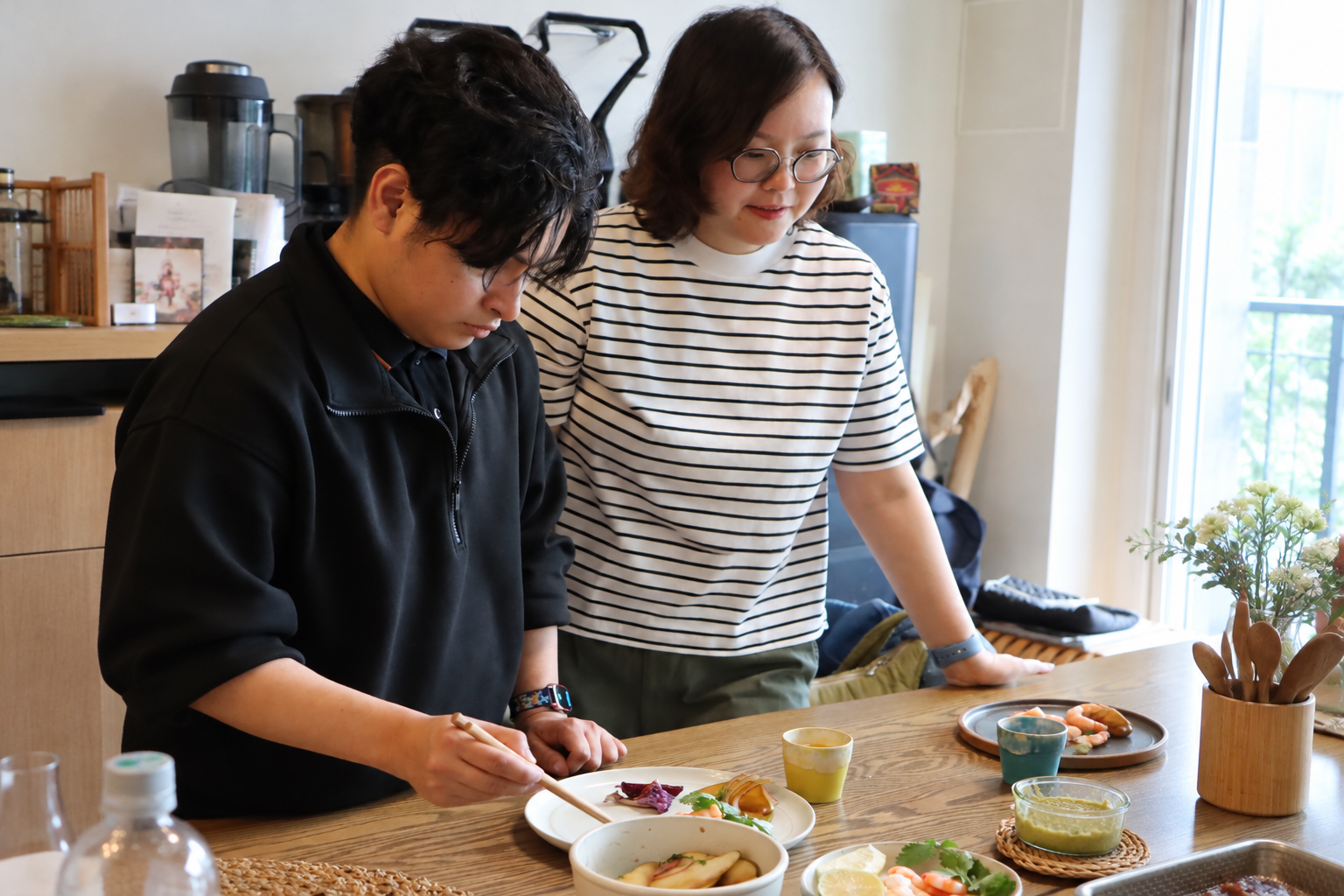 英語スタッフ(アシスタント)のチノくんと盛りつける Joy さん
