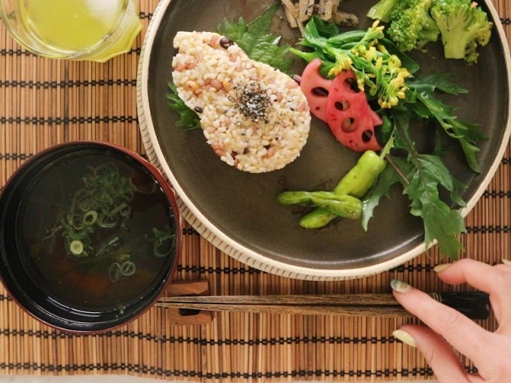 マクロビのランチプレート。ごぼうのサラダ、玄米ごはん、ブロッコリー、れんこん、菜の花など