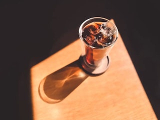 透過した影でアイスコーヒーの清涼感を表現する