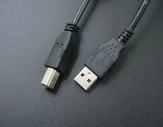 充電しっぱなし・挿しっぱなしはOK？安全と寿命のリアル