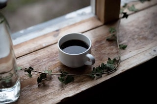 液面のハイライトでコーヒーの質感を表現する