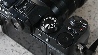 操作性・持ちやすさの比較｜同じ重量でも「疲れ方」と「撮影テンポ」が違う