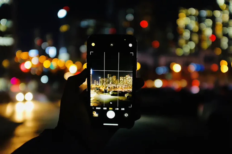 カメラのナイトモードとは?iPhone・Androidの使い方・解除方法と夜景撮影のコツ