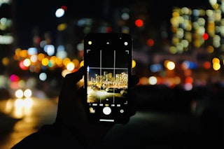 カメラのナイトモードとは?iPhone・Androidの使い方・解除方法と夜景撮影のコツ