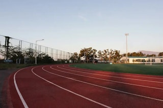 ハンディカメラが必要になる瞬間：スマホ動画では埋まらない“距離”と“揺れ”