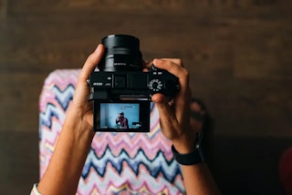 チルト式:素早く構えて撮れるスナップ向き