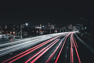 三脚で撮る長秒夜景：ブレを消して“光の形”を作る