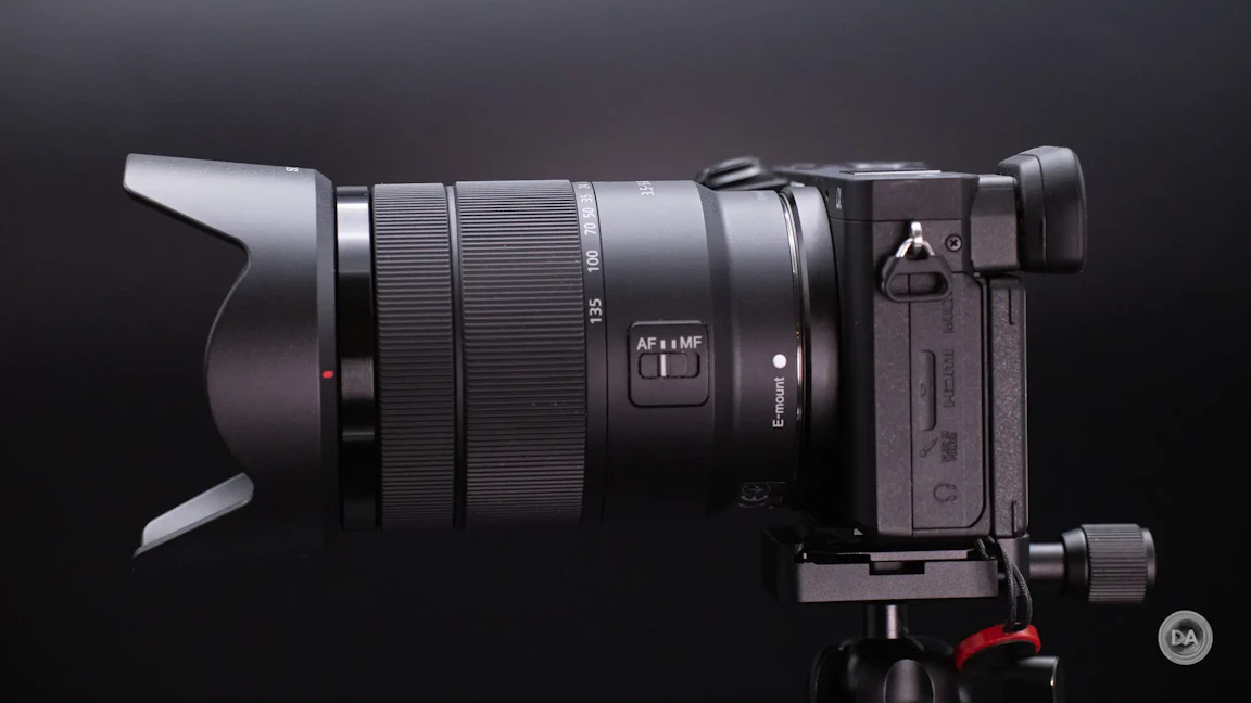E 18-135mm F3.5-5.6 OSS SEL18135のレビュー比較まとめ。325gの軽さと27-202.5mm相当の広い撮影範囲が魅力