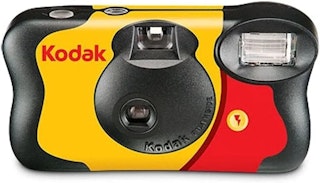 Kodak FunSaver|使い捨てで気軽に撮れる、暗い場所にも比較的強いフィルムカメラ