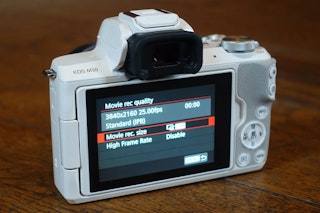 EOS Kiss MのEVF・モニター・接続性のレビュー