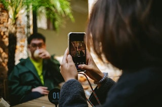 人物を入れたカフェ写真の撮り方：手元と距離で自然な雰囲気を表現する