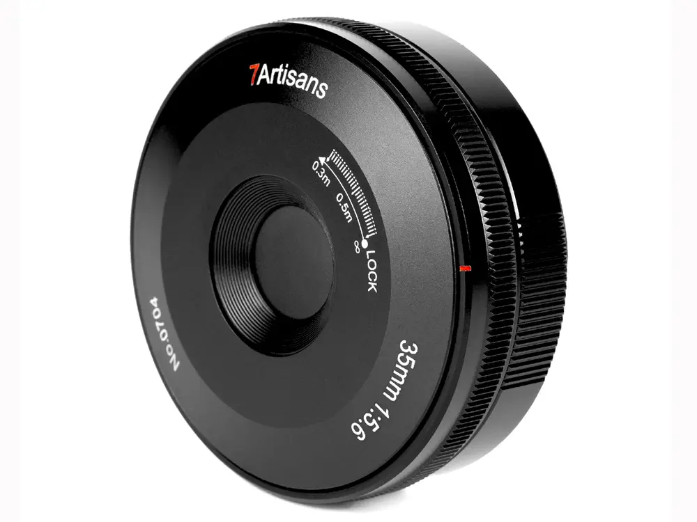 七工匠 7Artisans 単焦点レンズ 35mm F2 フード組込 (ソニ (中古品) 7Artisans、APS-C対応の35mm F1.2単焦点レンズ - デジカメ Watch