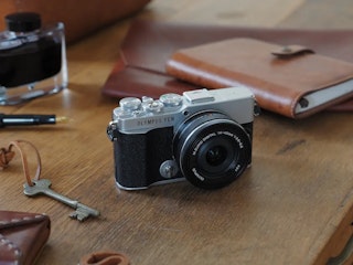携帯性・ホールド感の比較|小ささはE-P7、EVFを含む操作性はOM-3
