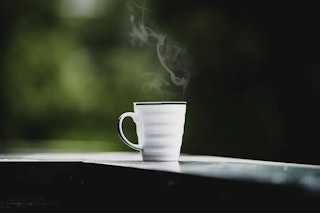 暗い背景と斜め後ろからの光で湯気を目立たせる